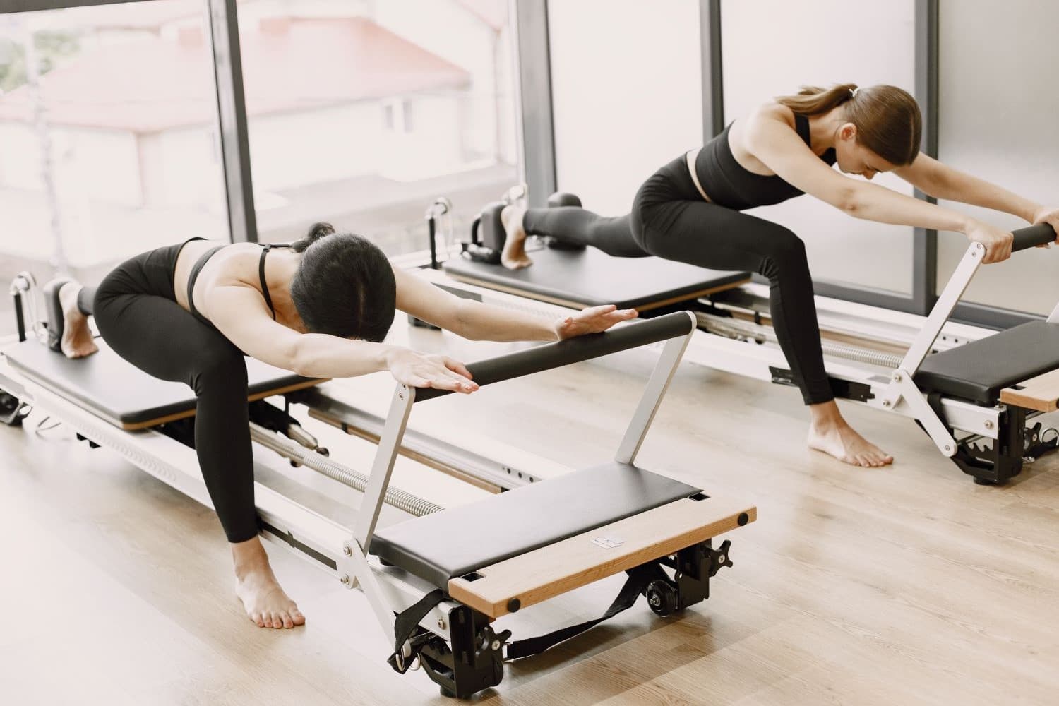 Duas pessoas fazendo pilates funcional.